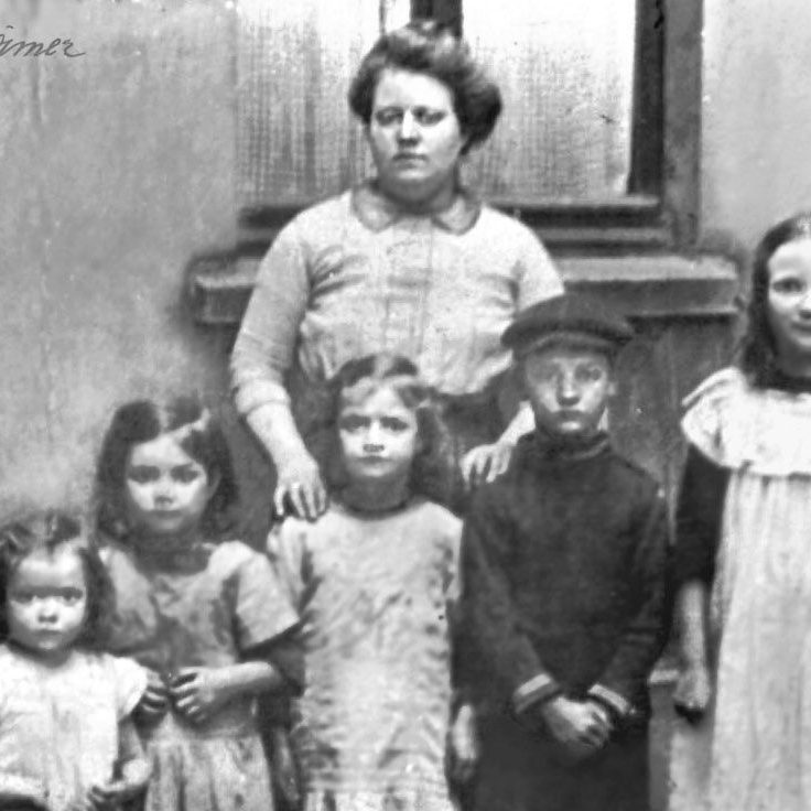 Abb.-44-Wilhelmine_Kraemer-mit-7-Kindern-1-e1747926320112-1