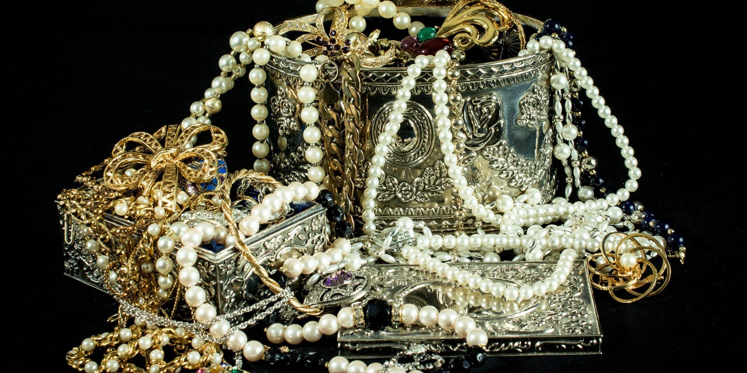 chain-lighting-jewelry-necklace-jewellery-art-1097388-pxhere.com_-scaled-1